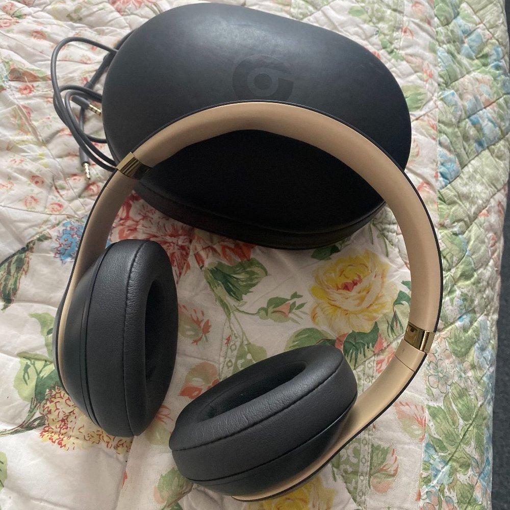 Beats by Dr. Dre Studio3 Wireless Over the Ear Headphones - Shadow Gray
